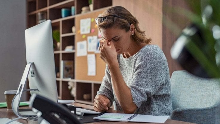Le donne sole, soprattutto madri single, affrontano maggiori difficoltà nel pagare bollette e riscaldamento rispetto agli uomini.