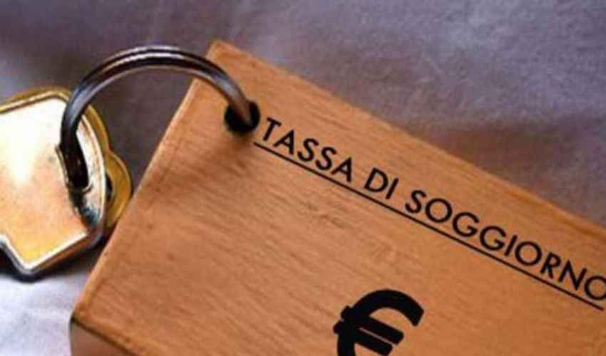 La tassa di soggiorno raggiunge 702 milioni. Codacons denuncia mancanza di trasparenza sull'uso dei fondi.
