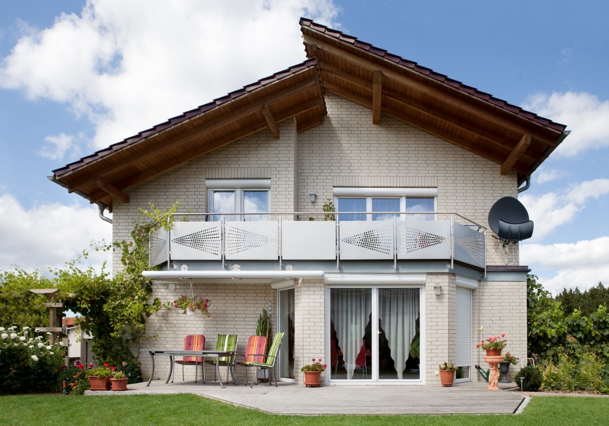 Pannelli radianti, pompe di calore e VMC riducono i consumi fino al 60%, rispettando gli obiettivi UE per edifici green.