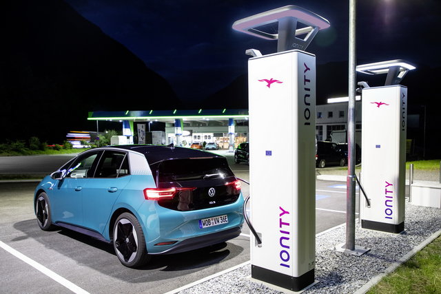 Il Regno Unito segna un record di vendite di auto elettriche nel 2024, ma non raggiunge l’obiettivo del 22%. Sfida per il 2025.