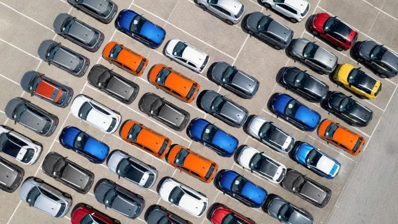 Tra vetture e furgoni produzione -26,9%. Tutti i siti in rosso Idati relativi alla produzione di Stellantis dei primi sei mesi del 2025 confermano "il peggioramento rispetto al già critico 2024". Lo sottolinea la Fim Cisl che prevede una chiusura d'anno intorno alle 440.000 unità, con circa 250.000 auto prodotte. "Nel primo semestre 2025 - ha spiegato il segretario generale Ferdinando Uliano - sono state prodotte 221.885 unità tra auto e veicoli commerciali, in calo del 26,9% sullo stesso periodo del 2024.Le auto registrano una flessione del 33,6% (123.905 unità), mentre i veicoli commerciali sono scesi del 16,3% (97.980 unità). Tutti gli stabilimenti auto evidenziano un forte peggioramento.